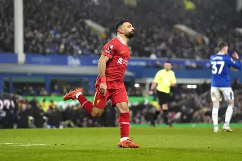 الديربي الأخير.. صلاح يطارد لقب "الهداف التاريخي" أمام إيفرتون